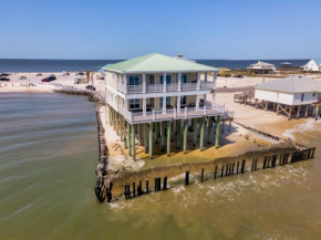 Shamrock Shores Bottom Floor - Large gulf front deck and a private sea wall for fishing! Rent as a 4 or 6 bedroom! home